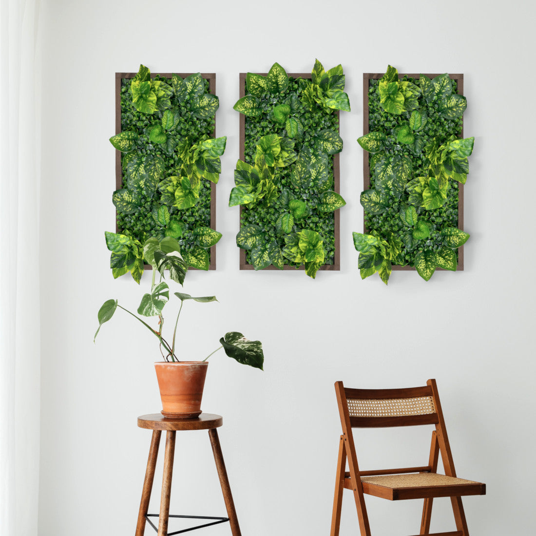 Plantframe/Pflanzenwand/Mooswand "CALI" aus Realtouch Kunstpflanzen mit Fichtenholzrahmen