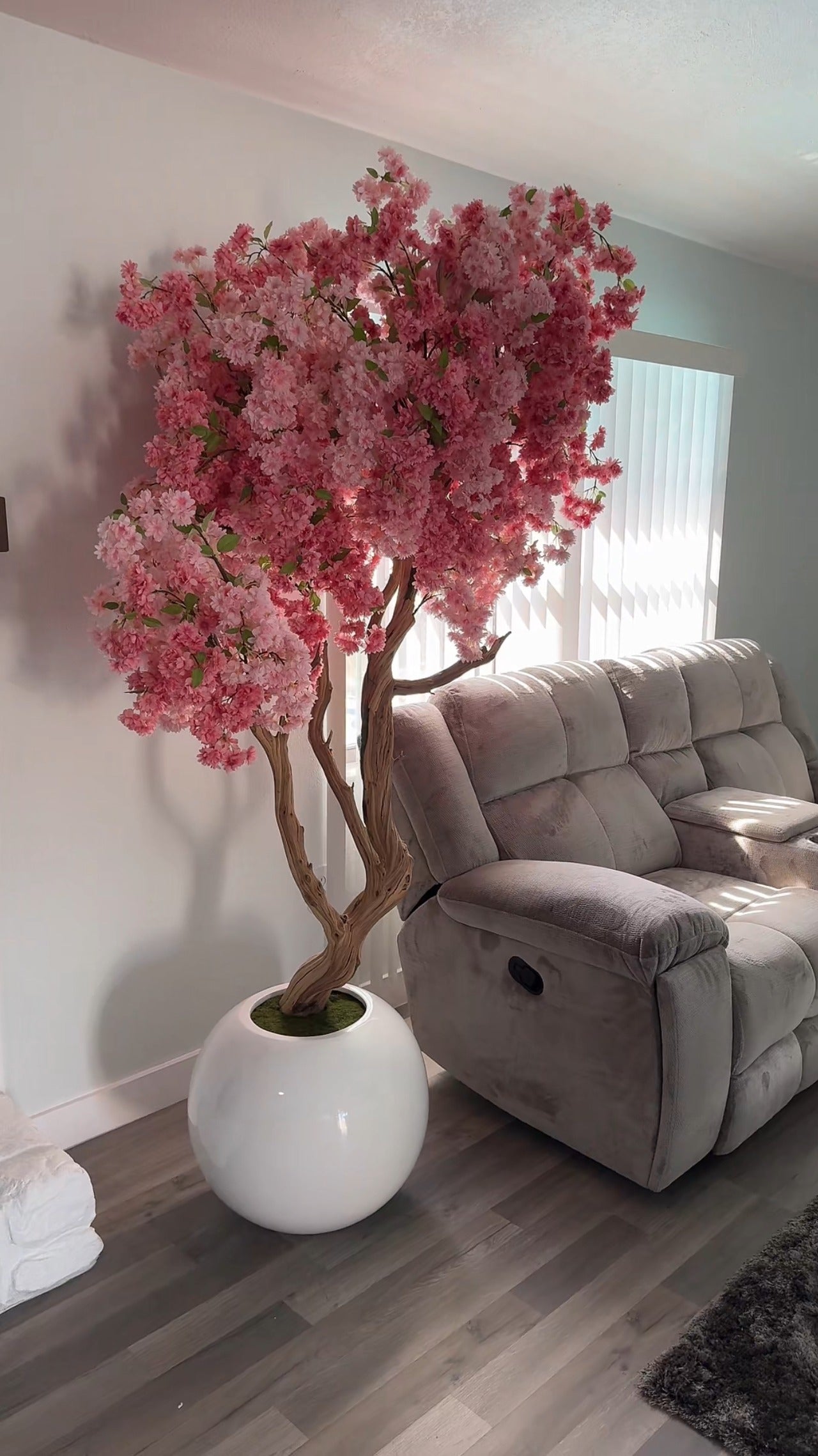 Rosa Kirschblütenbaum in einer weißen runden Vase