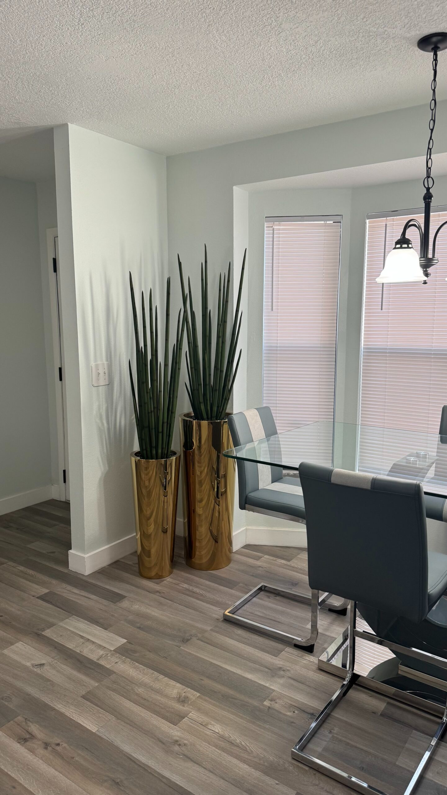 Schlangengras in einer goldfarbenen Edelstahlvase